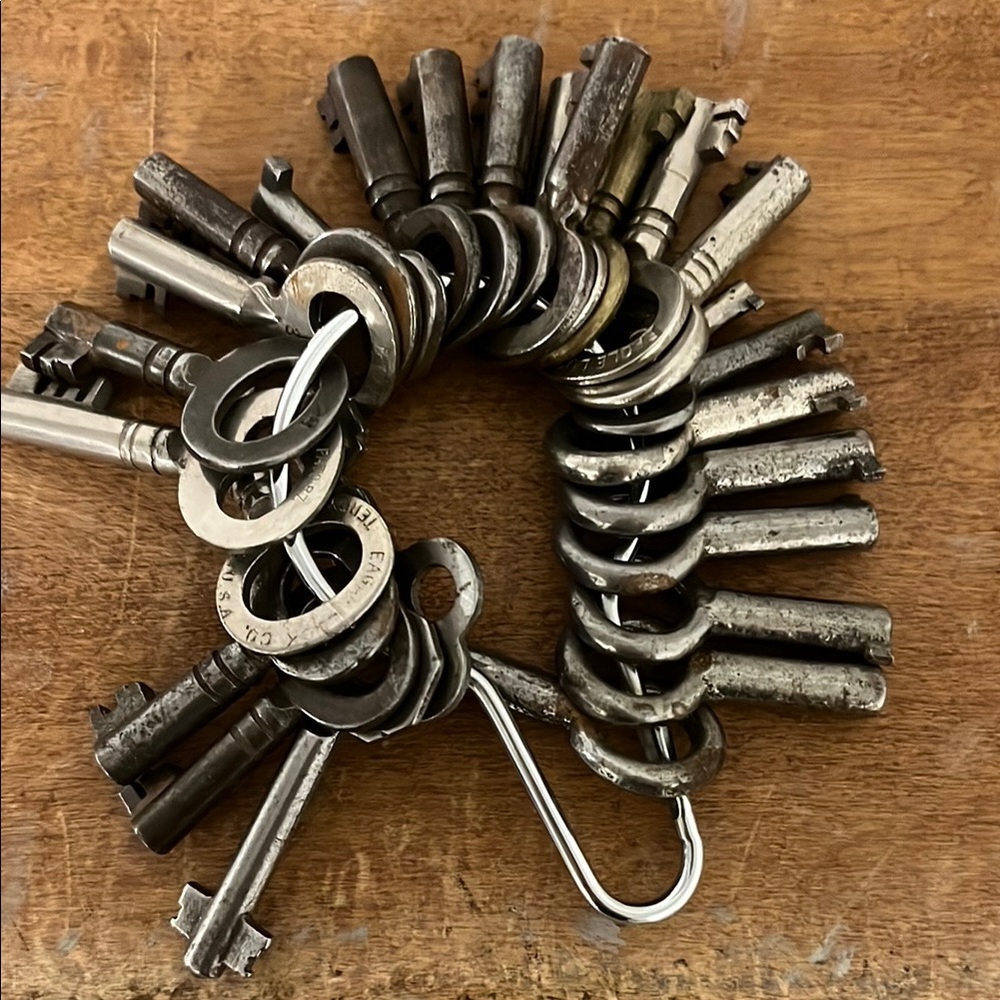 Vintage Key Collection - Silver and Gray 33 count - Picture 5 of 6